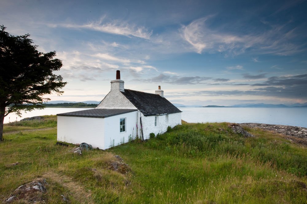 We all dream of going on holiday and staying in cottages by the sea on the Isle of Mull, a rugged and wildly beautiful Scottish island. With these, you can!