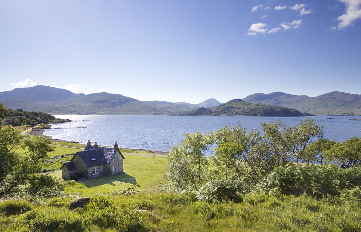 We all dream of going on holiday and staying in cottages by the sea on the Isle of Mull, a rugged and wildly beautiful Scottish island. With these, you can!