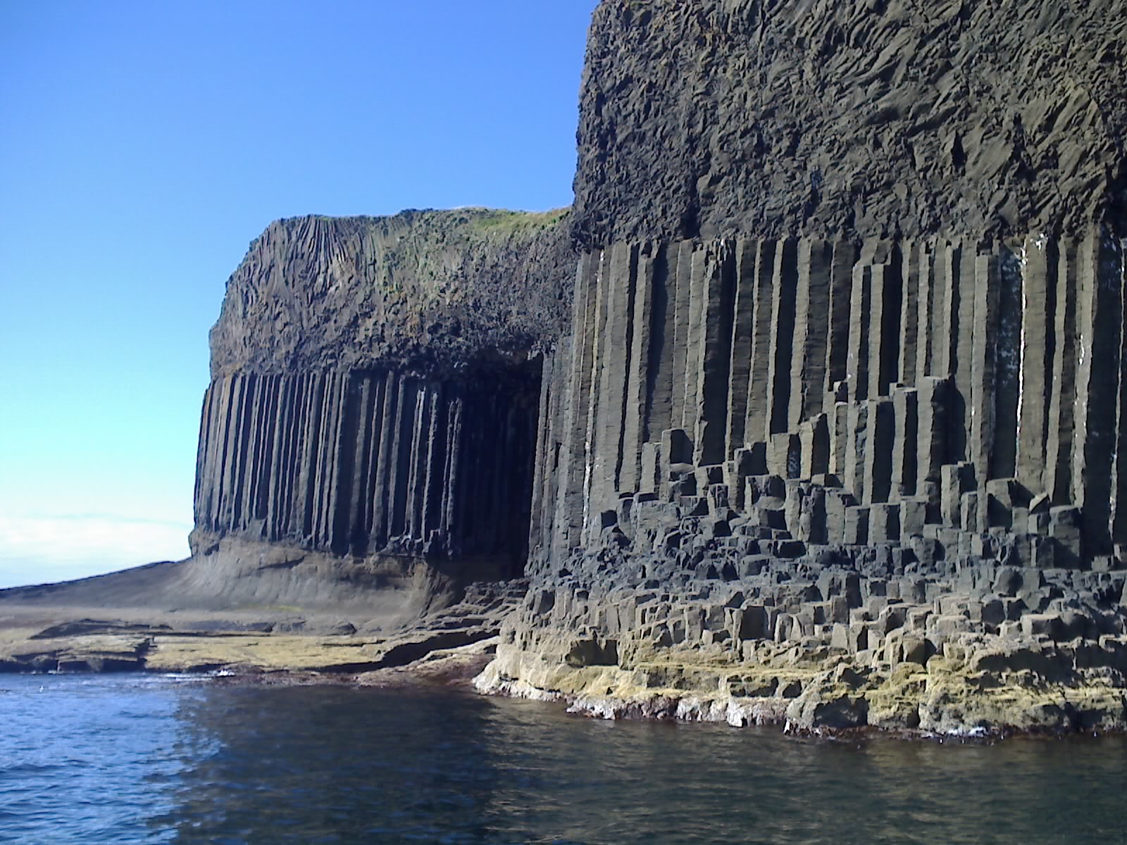Базальтовые дельты. Столбчатый базальт Исландия. Фингалова пещера Исландия. Фингалова пещера Великобритания. Фингалова пещера Шотландия.