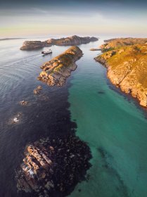 Iona ferry approaching the Bull Hole