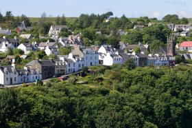 Cottage line the street above Tobermory harbour