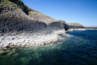 Hop aboard a boat trip to Staffa to see the basalt columns and Fingal's Cave