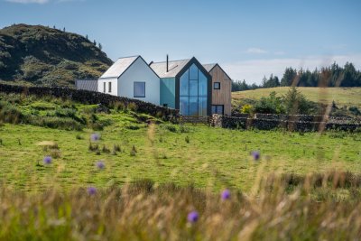 Mor Aoibhneas nestled into its surroundings