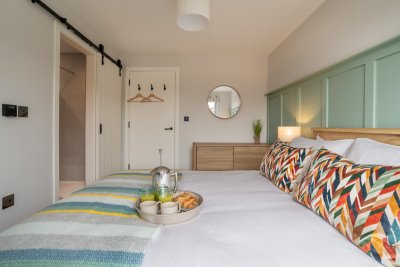 Both bedrooms are en-suite for a hotel-like feel