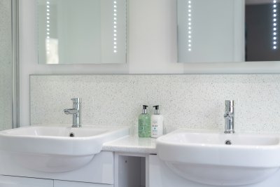 Twin basins add a luxury touch to the twin bedroom en-suite
