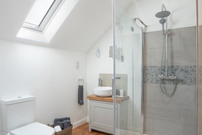 En-suite to second double bedroom
