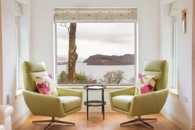 Discover the perfect spot for a night cap beside the bay