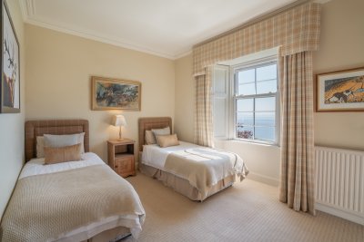 This sea view twin bedroom enjoys access to the en-suite Jack-and-Jill bathroom too