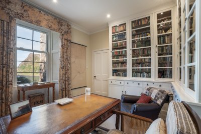 Cocoon yourselves away in the idyllic sea view writing room