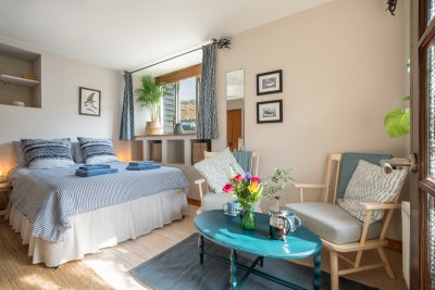 Studio-style living with an irresistibly coastal theme