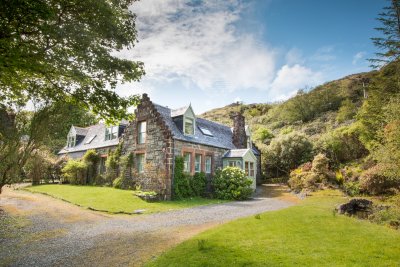 Craig Ben Cottage has a beautiful setting beside Loch Uisg and backed by hills