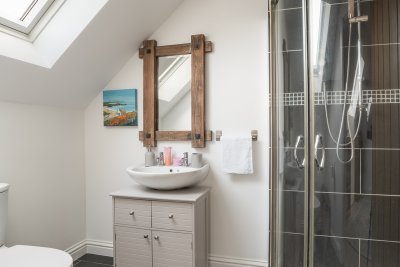 The upstairs shower room at Cill Bheag