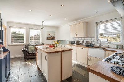 Another look at the spacious and well-equipped kitchen