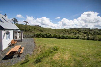 Garden area with picnic bench