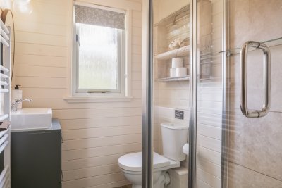 Well-appointed shower room
