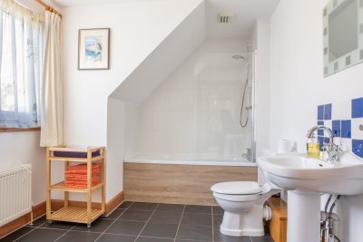 Family bathroom (upstairs)