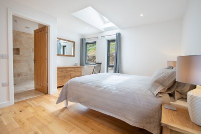 Double bedroom with en-suite shower room