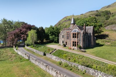 Craig Ben Lodge with lawned gardens either side of the road