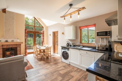 Lovely open-plan feel to the kitchen, living and dining area