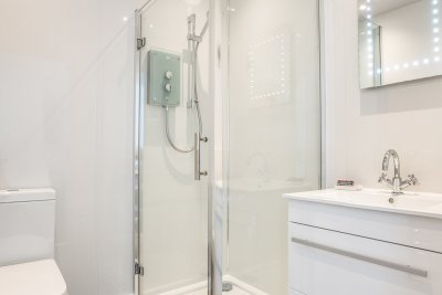 Relax in the contemporary shower room