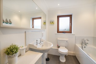 The spacious family bathroom at Eala Bahn