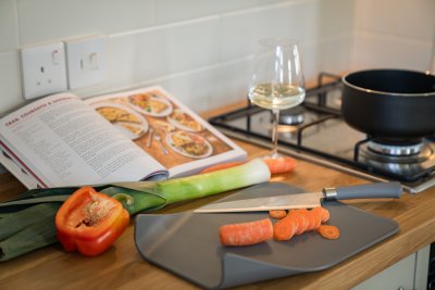 Cook up a storm, or let someone else do the cooking for you, with a great restaurant only 5 minutes down the road