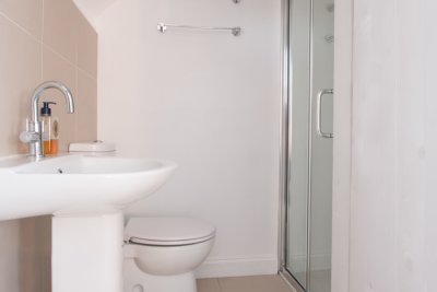 Double bedroom ensuite bathroom