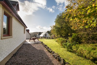 Lileas Cottage with burn to one side