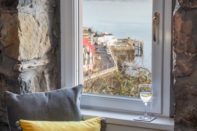 Snapshots of the bay are framed by Lorne Cottage effortlessly