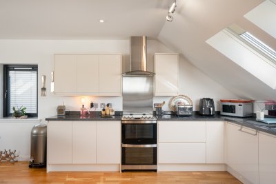 The well-equipped kitchen offers effortless self-catering