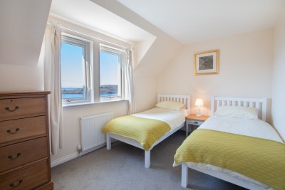 Twin bedroom with sea view