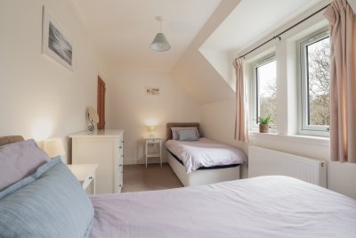 The second twin bedroom at Puffin Cottage.