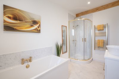 The spacious en-suite bathroom