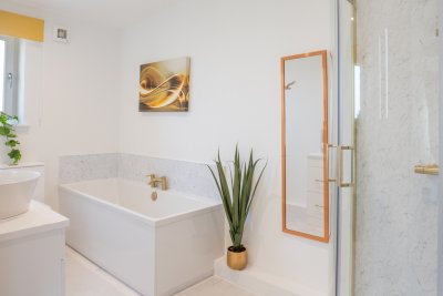 A large bathtub beckons for a soak after a day in the hills