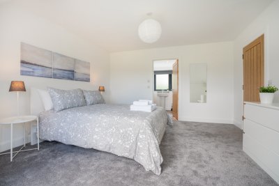 Second king-sized double bedroom with en-suite bathroom