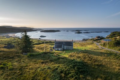 Spectacular location above Uisken beach