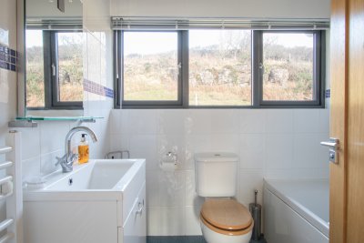 The upstairs family bathroom at Snipe Cottage