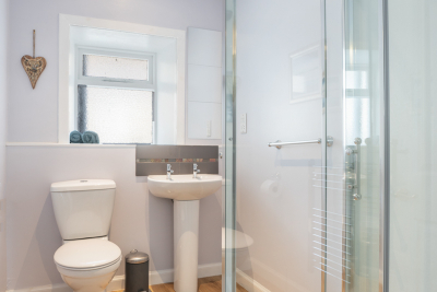 The modern shower room at Staffa Apartment