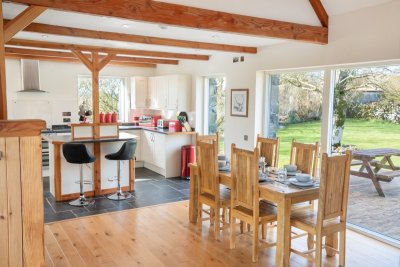 Spacious ground floor with doors to the garden