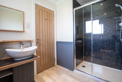 En-suite bathroom for double bedroom