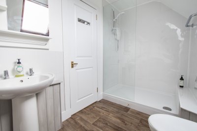 Lovely en suite bathrooms for all bedrooms