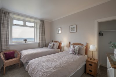 The impeccably presented twin bedroom at Tigh Bhan