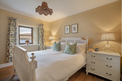 Quality linen and thoughtful furnishing make a bedroom you'll feel at home in