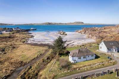 Tigh na Failte sits just at the top of Fionnphort beach