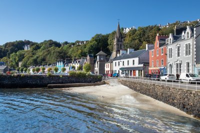 Tobermory beach and harbour front with lots of independent shops