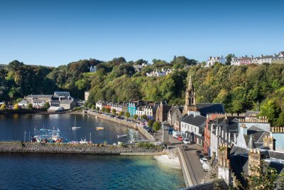 Pink Lorne Cottage is situated above Tobermory harbour