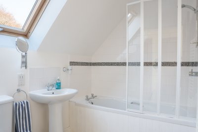Ensuite bathroom for double/twin room