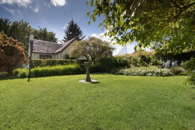 Garden to the side of Ulva House Cottage