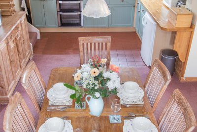 Open plan dining and kitchen area