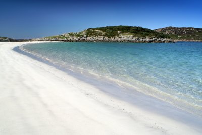 Wander the white sands of Knockvologan beach and cross the tidal sandbar to the Isle of Erraid